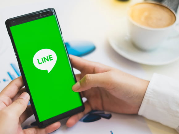 スマートフォンでLINEの画面を見ている