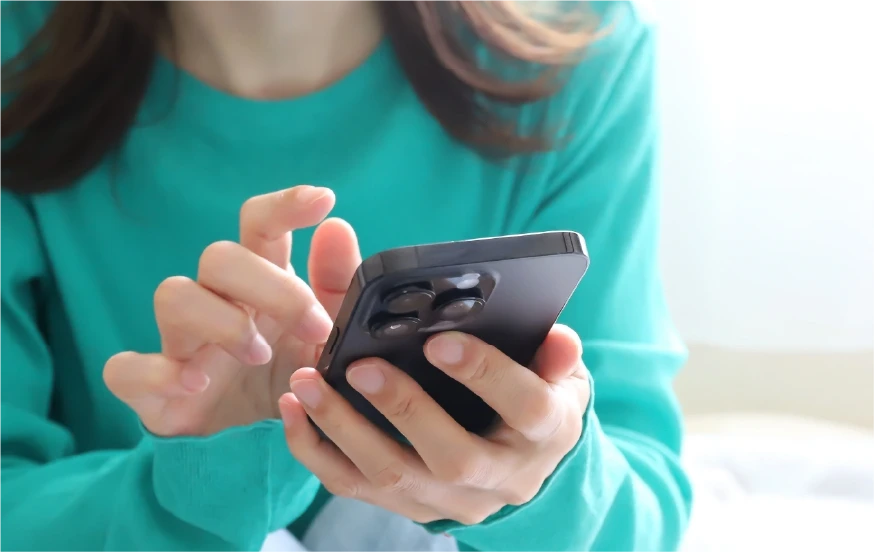スマホで入力をする人の写真