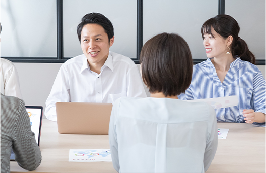 オフィスでミーティングをする男女のビジネスマン